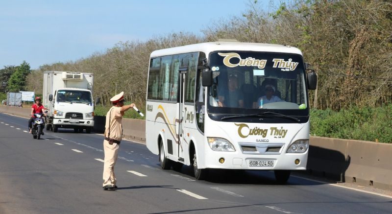 Lỗi không dán phù hiệu xe bị phạt bao nhiêu tiền